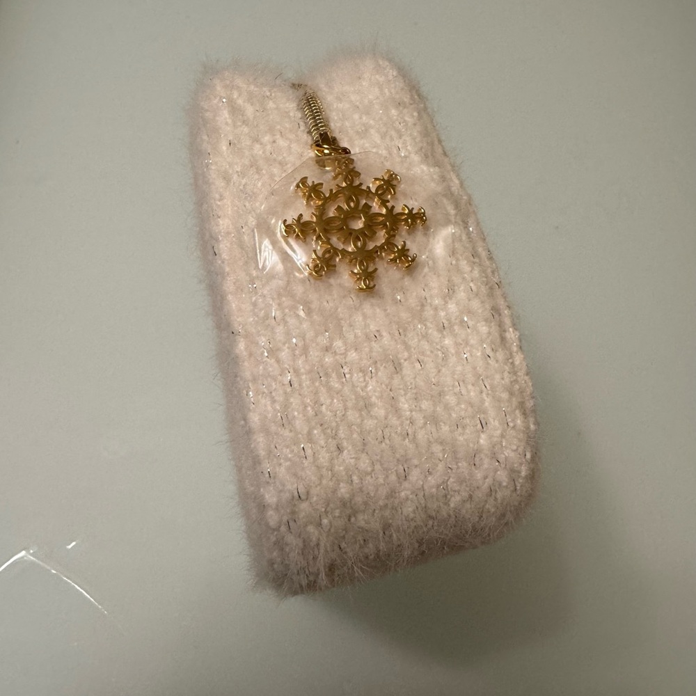 CHANEL Beauté Pale Pink Bouclé Cosmetic Pouch with Gold Logo - Picture 4 of 5